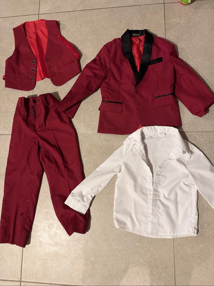 Costume 4 ans rouge bordeaux, 4 pièces avec gilet et épaulettes, parfait pour mariage ou cérémonie ! - photo numéro 2