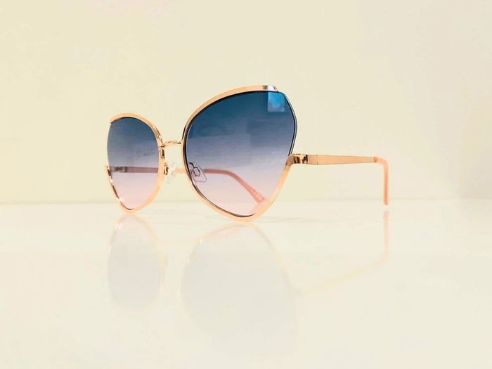 Lunette de soleil femme papillon dorée verres dégradés de bleu en rose UV protection catégorie 2 - photo numéro 3