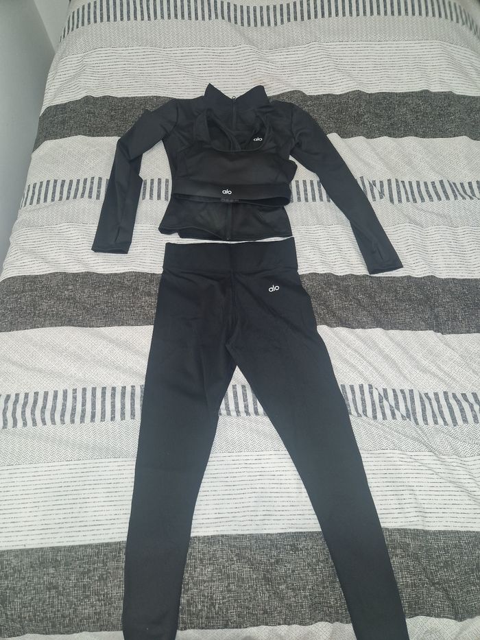 Ensemble legging, brassière, veste alo yoga