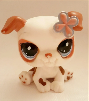 Figurine Littlest Pet Shop Chien Bouledogue blanc et marron avec une fleur