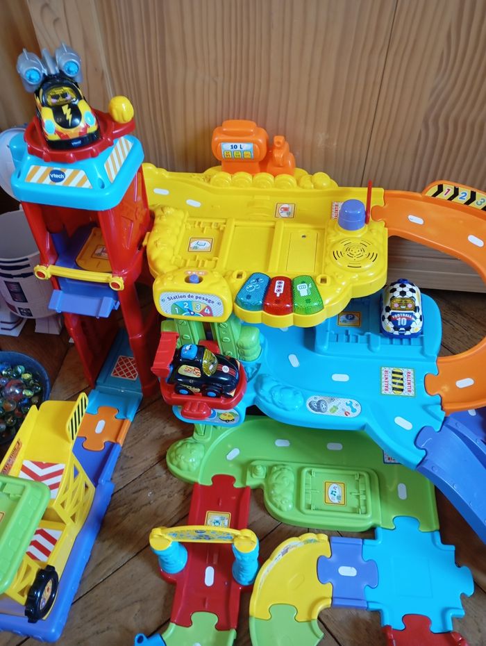 Garage tut tut avec 2 tours de lancement et 3 voitures - photo numéro 2