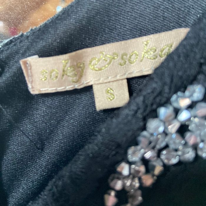 Robe habillée avec ornement de perles sur décolleté - photo numéro 3