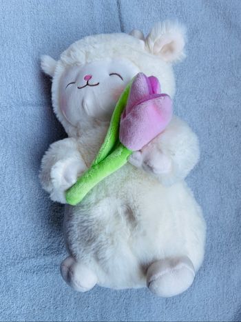 Peluche doudou mouton blanc avec fleur