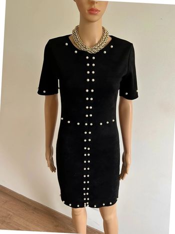 Robe noire en suédine avec perles nacrées taille L jamais portée (taille petit)