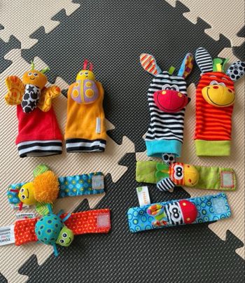 Marionnettes/ hochets pied/main pour éveil motricité 