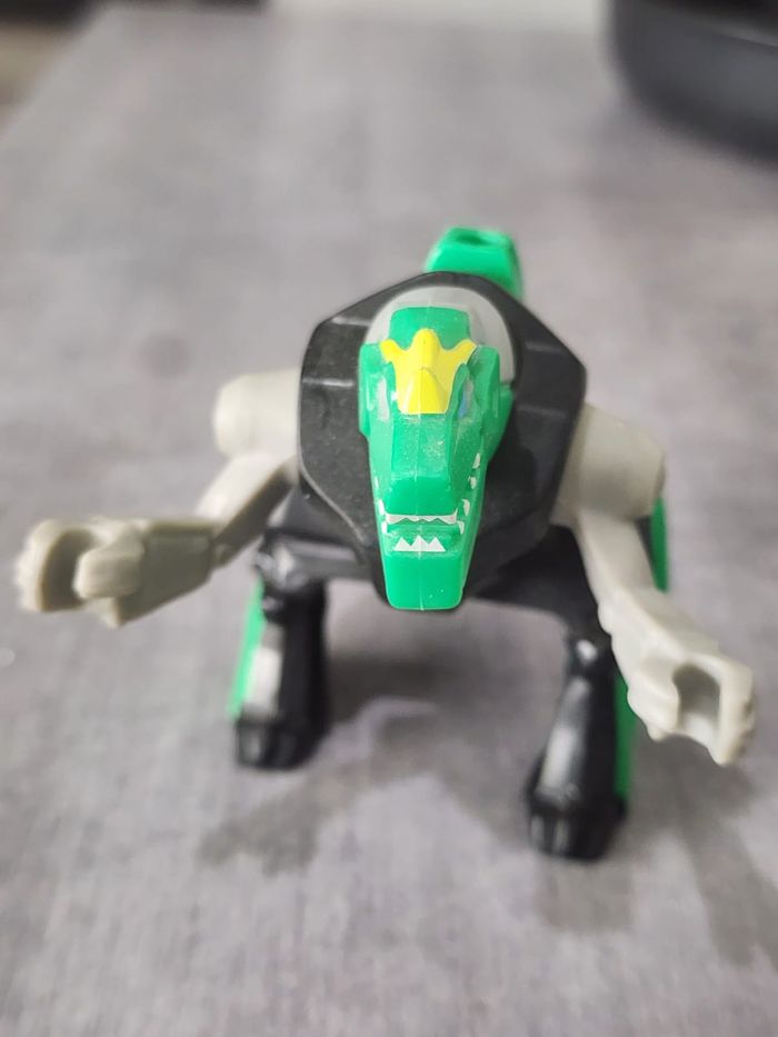 Figurine de dinosaure vert