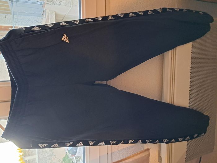 lot 5 pantalons DONT 2 NEUFS  et 3 bas jooing adidas ; en tbe - photo numéro 3