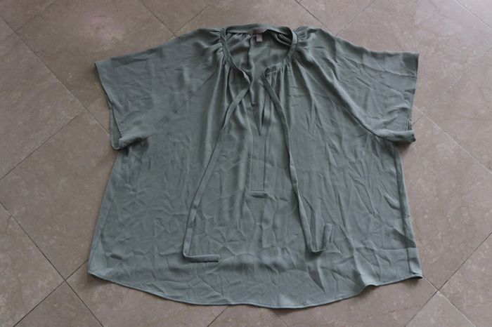 H&M - Blouse à manches courtes avec liens à nouer