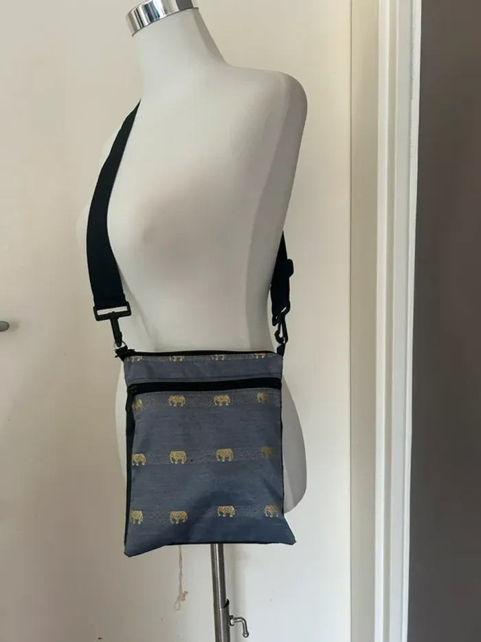 Sac bandoulière léger bleu en soie avec motif éléphant doré - photo numéro 3