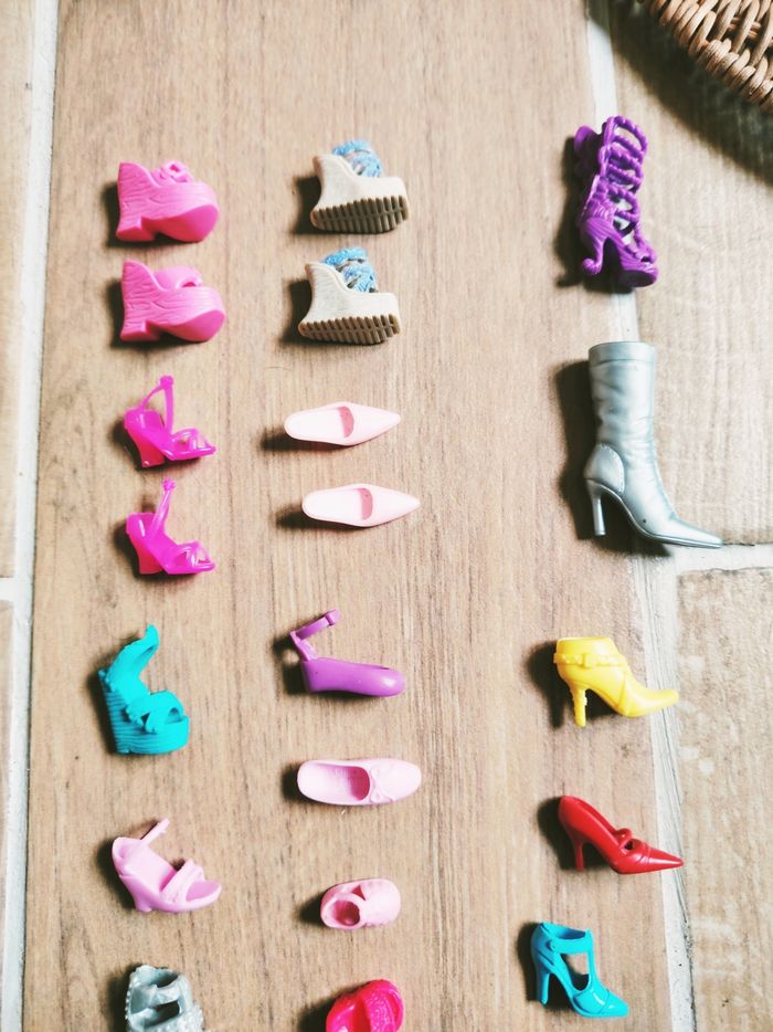 👠Lot de chaussures accessoires pour poupées Barbie et Winx - marque Mattel - photo numéro 2