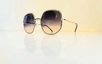 Lunette de soleil femme métallique dorée et noire verres dégradés uvprotection catégorie 2