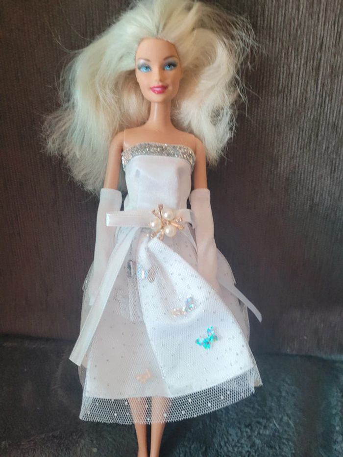 Pour poupée Barbie ou similaire robe blanche et gants.