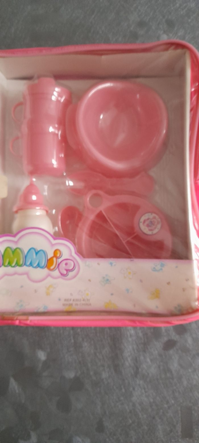 Poupée + accessoires - photo numéro 3