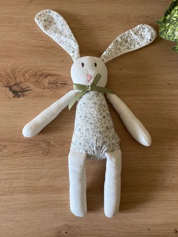 Doudou peluche lapin grelot écru fleuri gris bouchara