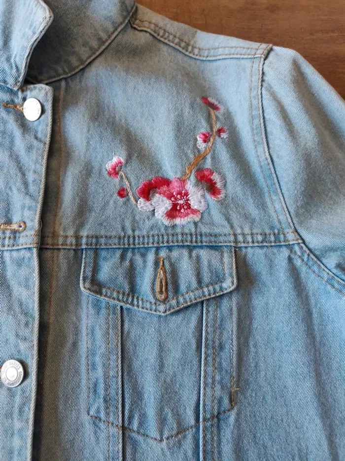 Veste en jean avec broderies - photo numéro 4