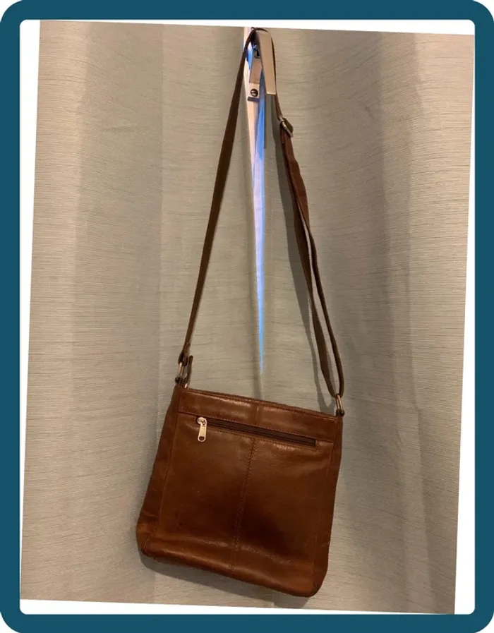 Très joli sac en  cuir à bandoulière couleur camel - photo numéro 4