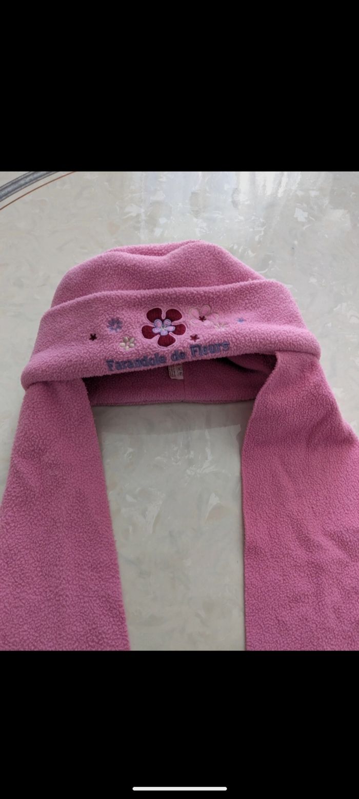 Beau chapeau rose avec écharpe intégrée. Taille 4/6 ans ( 54) - photo numéro 4