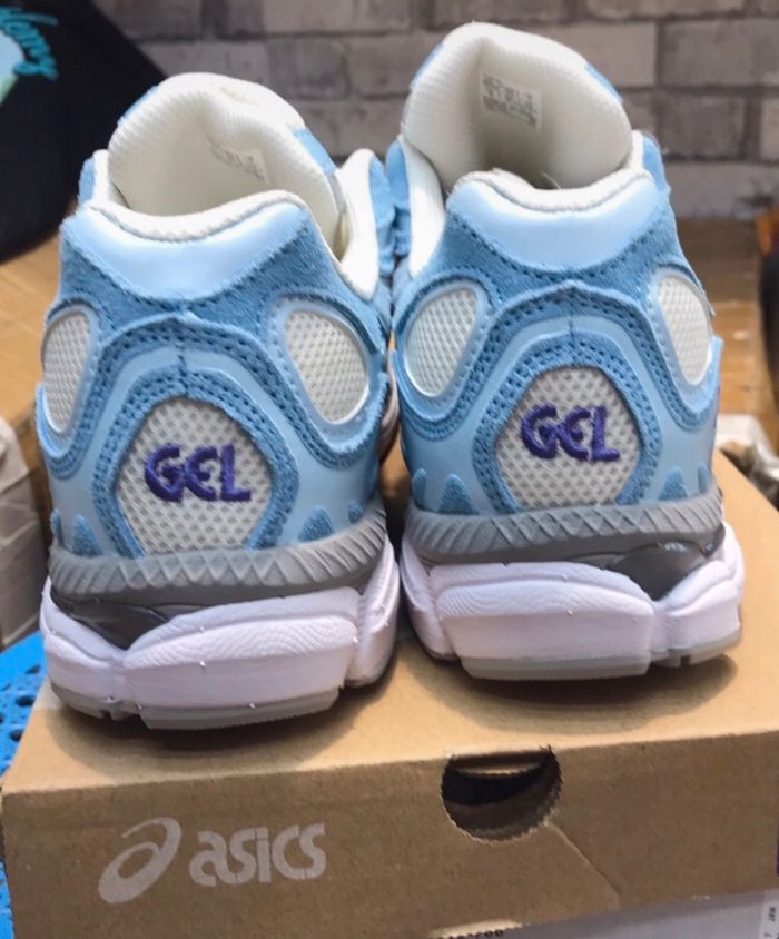 ASICS bleu taille 34 neuf jamais porté - photo numéro 3