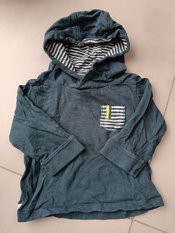 Tee-shirt manches longues à capuche