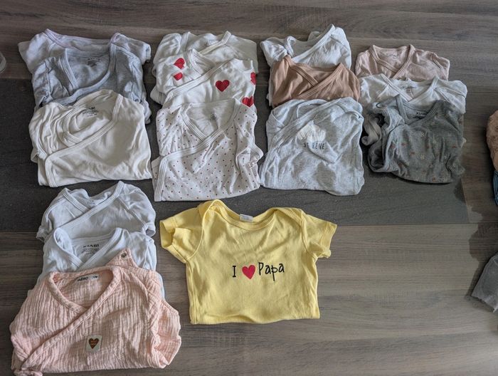 Lot de 15 bodies taille 12mois cache coeur pour la plus part - photo numéro 5