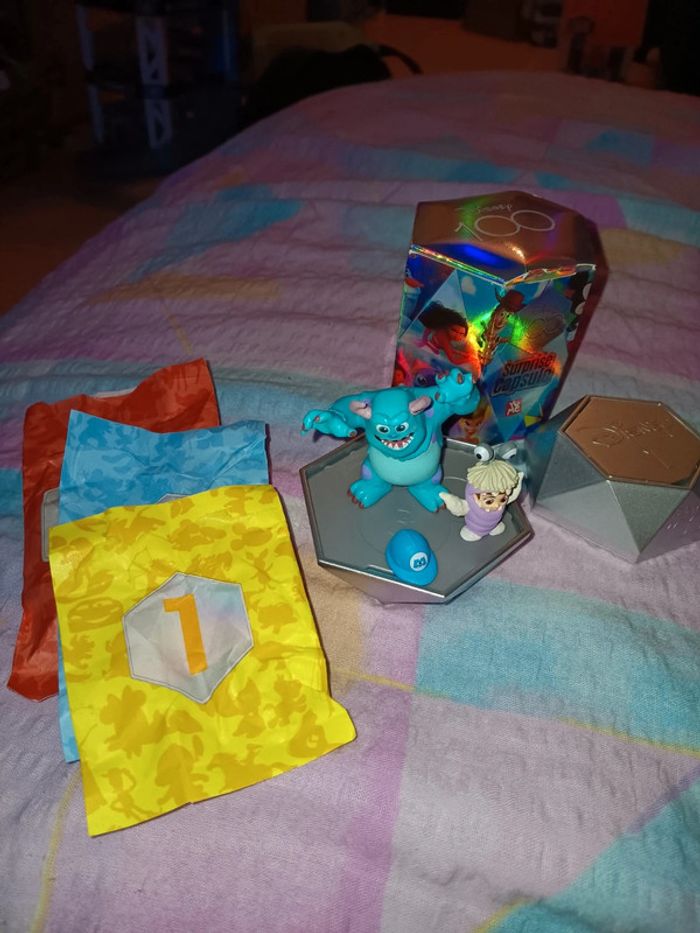 Capsule surprise disney monstre et compagnie ouvert pour la photo