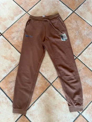 Jogging marron glacé taille s attack on titan