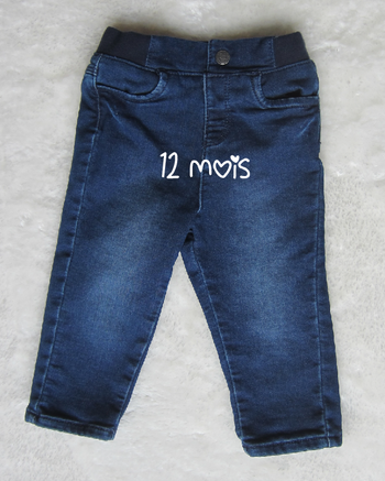 Jeans de coloris bleu marine. Taille 12 mois.