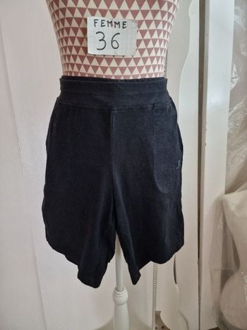 Short, noir,longueur 45cm,2 poches latéral,en coton&elasthanne, en très très bon état, marque Décath