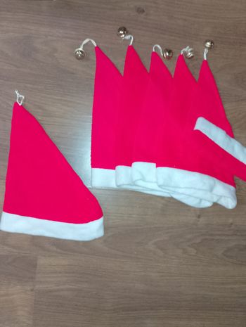 6 Bonnets de Noël identique avec cloches