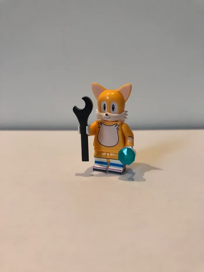 Figurine type lego Sonic. Sonic