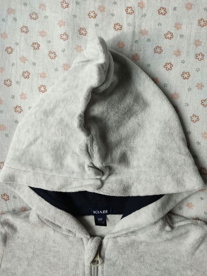 Gilet à capuche velours gris chiné Kiabi - Taille 18 mois - Très bon état - photo numéro 4