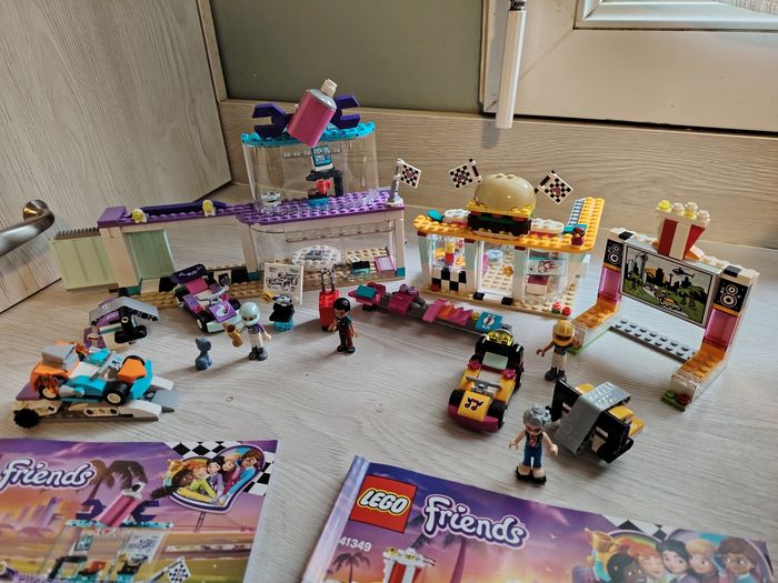 Gros Lot lego friends thème karting - photo numéro 3