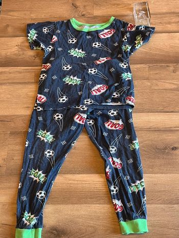 Je vend un pyjama tee shirt et pantalon garçon enfant 5-6 ans bon état