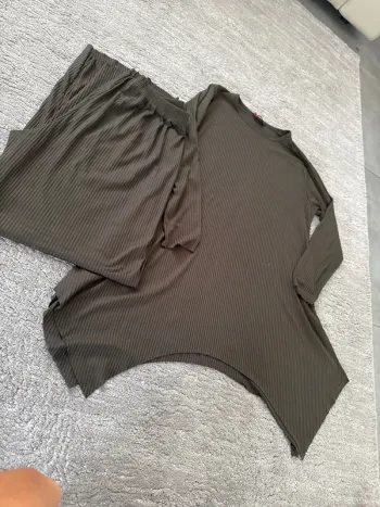 Magnifique ensemble matiere fine, taille 42