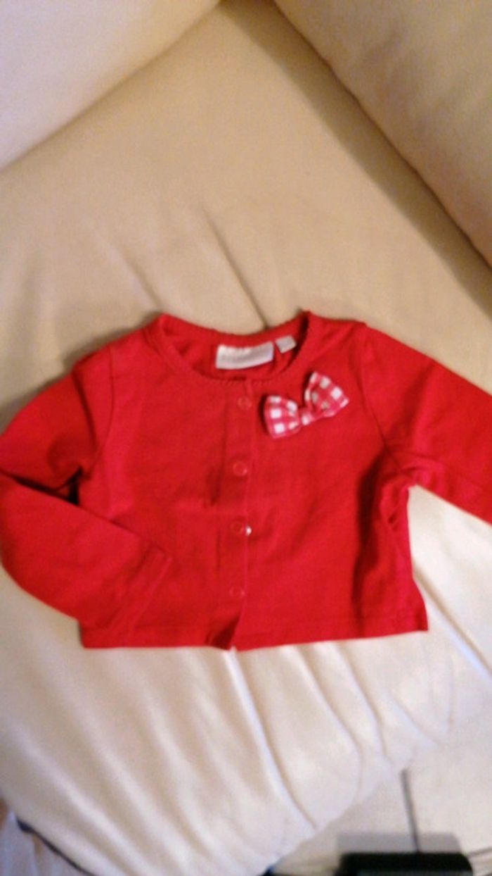 Gilet rouge à noeud