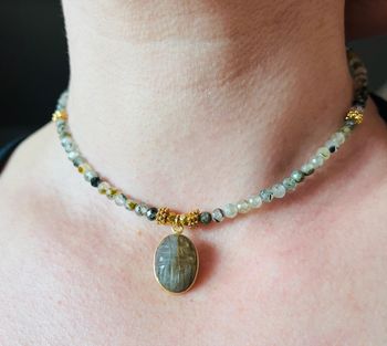 Collier talisman scarabée Labradorite et Préhnite