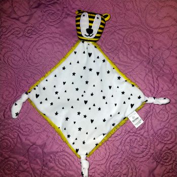 Doudou plat tigre APOLLO Little One losange noir jaune coeurs étoiles