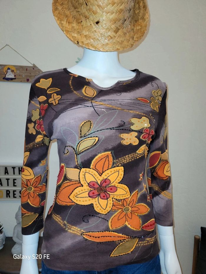 Haut coloré à fleurs