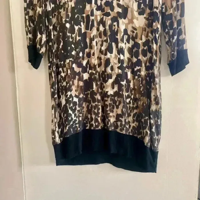 Robe tunique La Fée Maraboutée T40 imprimé léopard abstrait marron beige noir viscose col V V007 - photo numéro 4