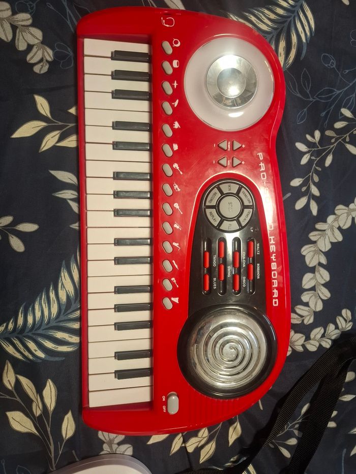Piano rouge Pro sound Keyboard multifonction
Très bon état