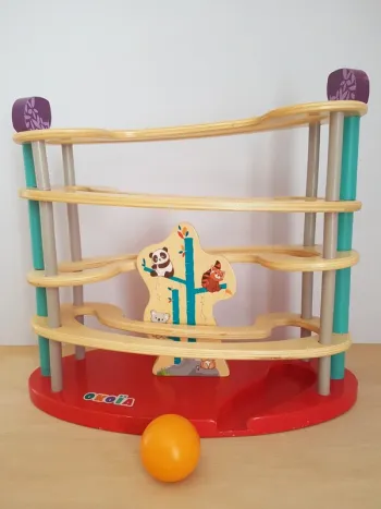 Okoïa, toboggan à balle panda en bois