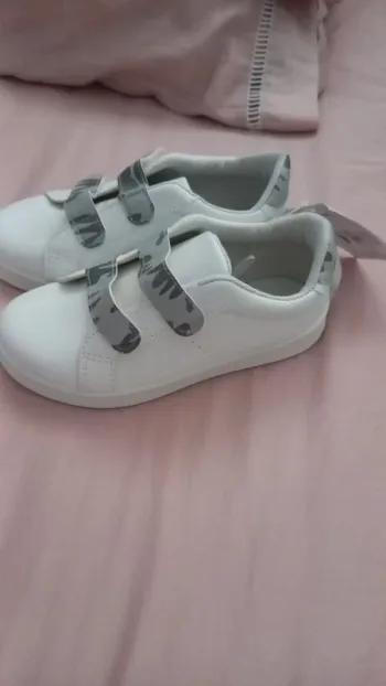 Paire de baskets neuve T29