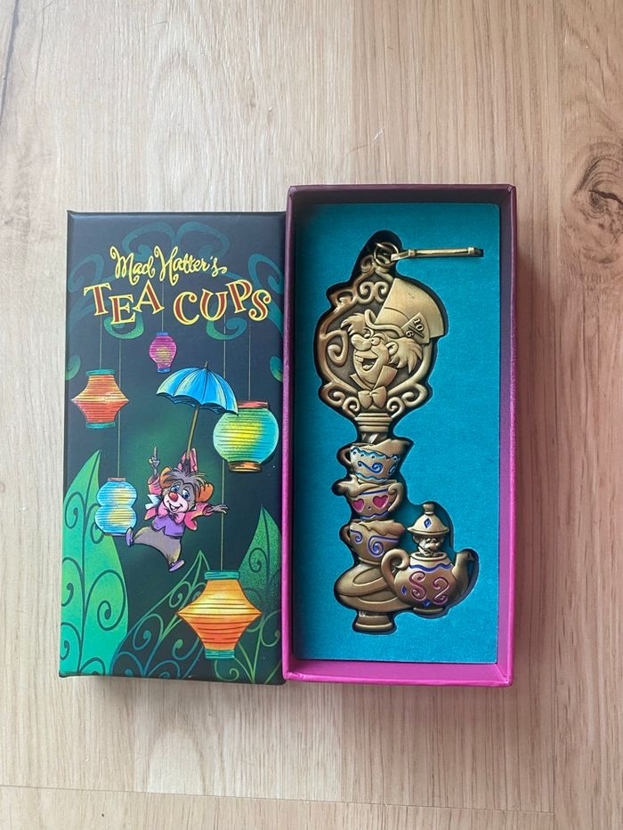 Clé de collection disneyland Paris attraction Tea Cups Disney édition limitée