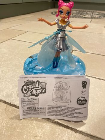 Poupée hatchimals volante