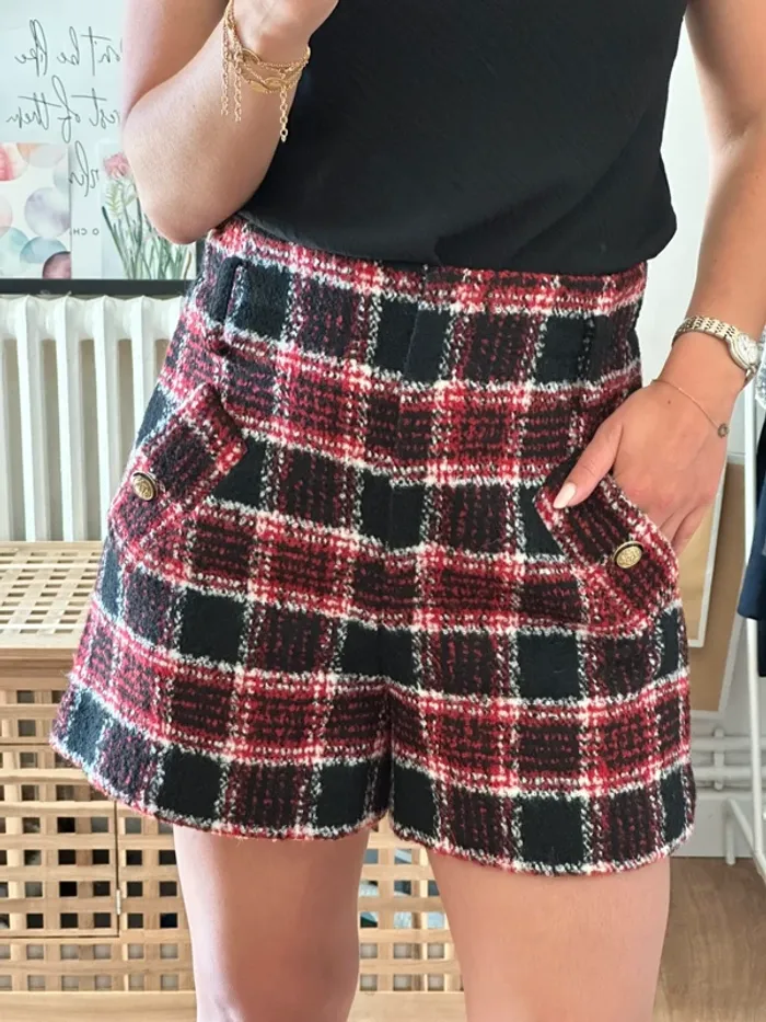 Short Maje noir rouge et blanc taille 40