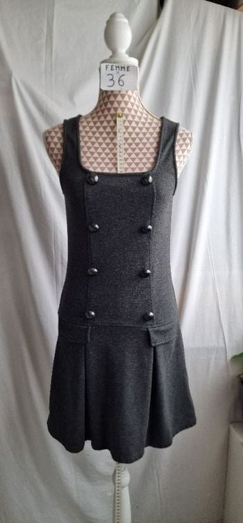 Robe, grise foncée, en très très bon état, en polyester, longueur 84cm