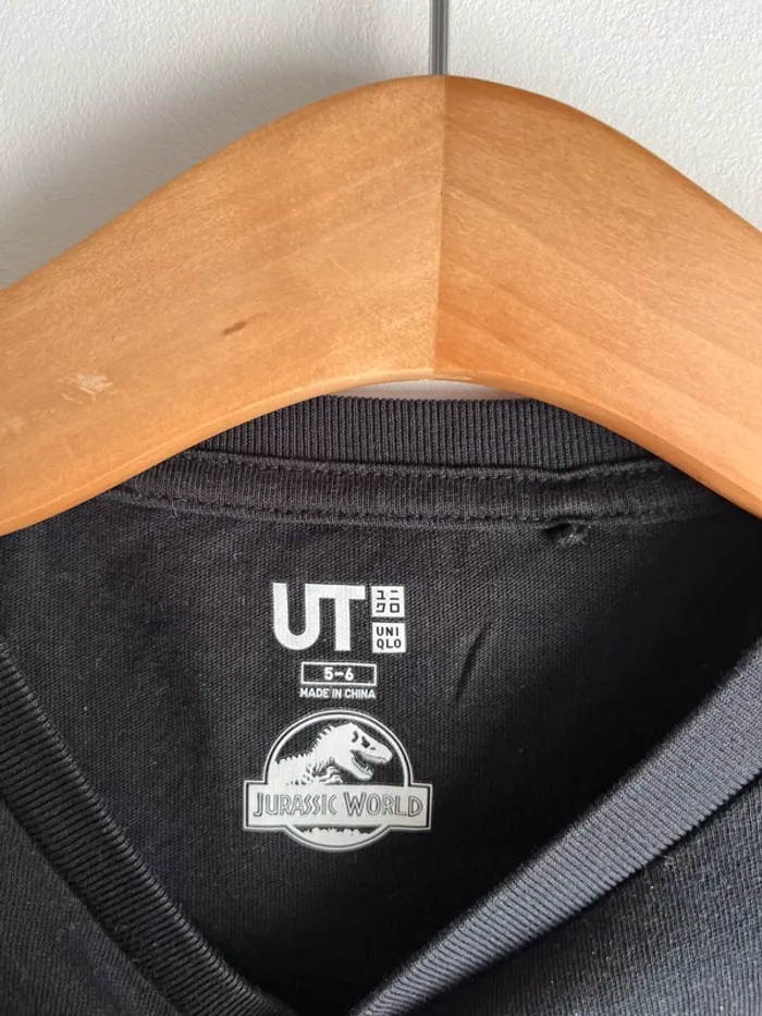 Tee shirt Uniqlo 5/6 ans Jurassic world - photo numéro 3