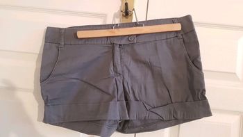 Short gris taille 12 (40)