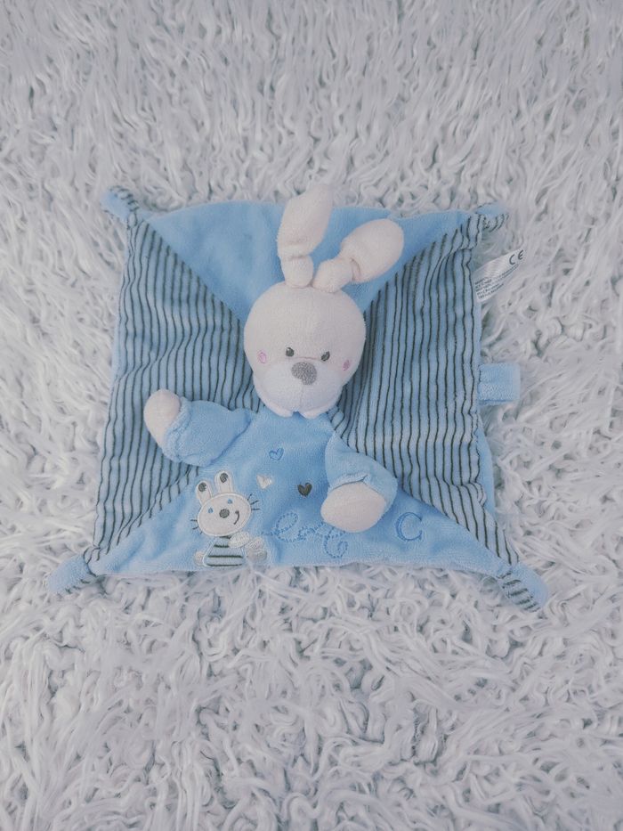 Doudou mouchoir lapin bleu avec attache tétine marque Kiabi 🎅