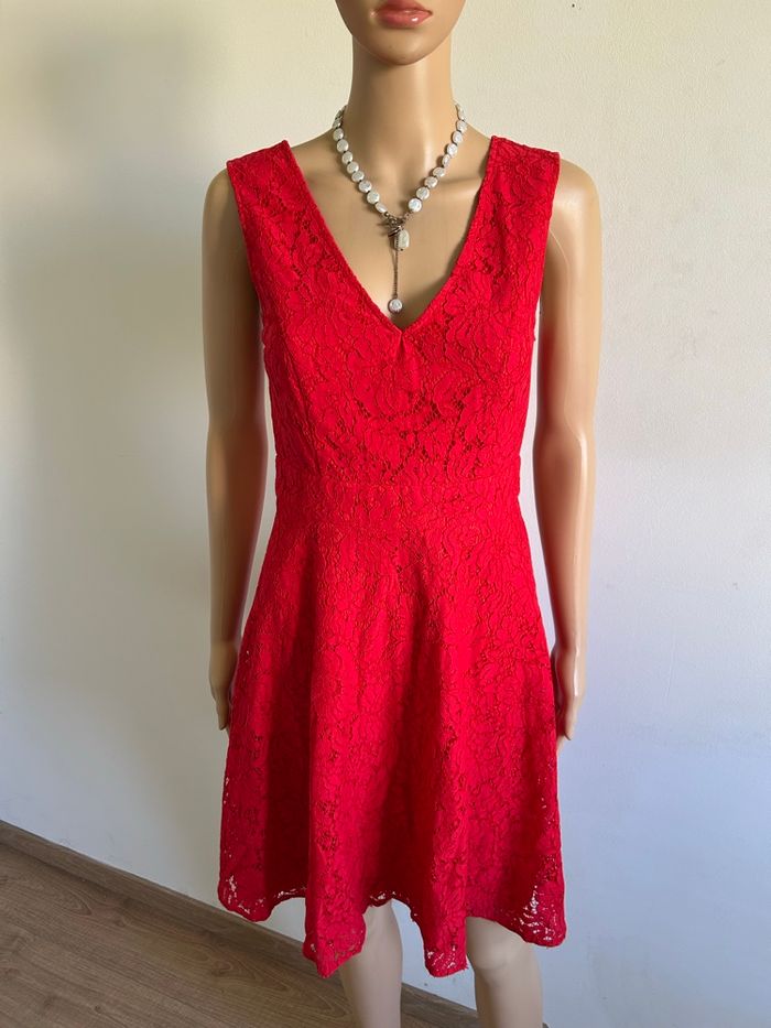 Robe rouge en dentelle sans manches Morgan taille 36 jamais portée - photo numéro 1
